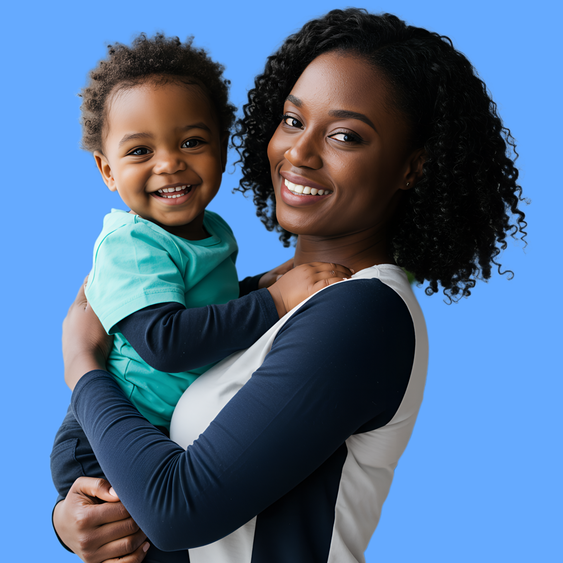 Une maman souriante portant un enfant dans ses bras, tous deux vêtus de vêtements décontractés.